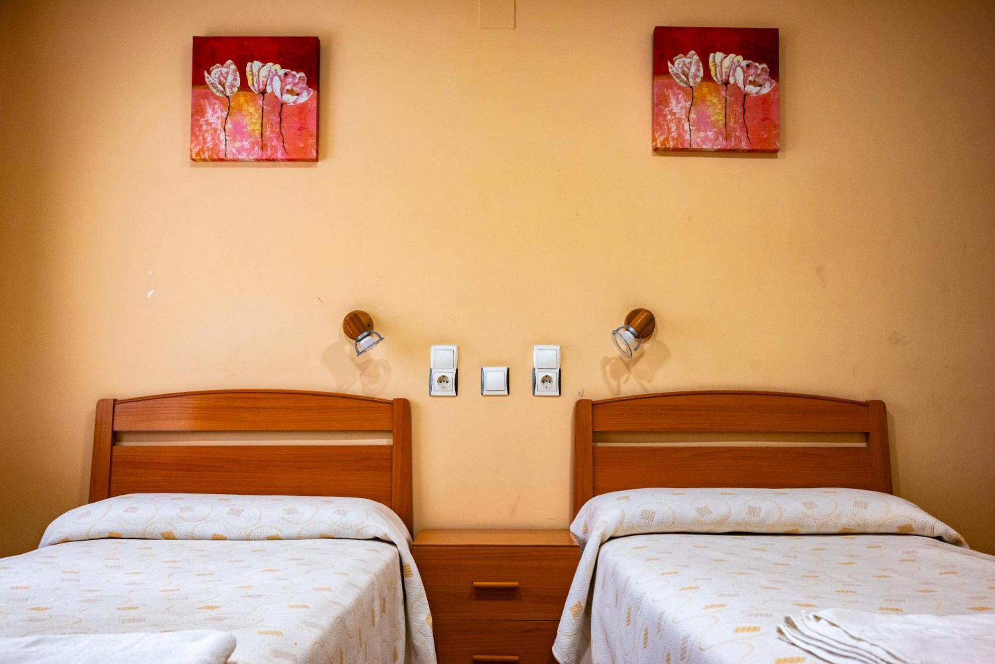 Pension Discoves Pinseque ภายนอก รูปภาพ